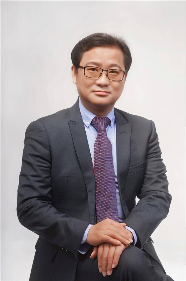 雷爱文照片
